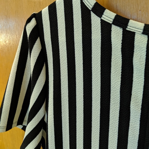 Large LuLaRoe Amelia nwt - Picture 2 of 3